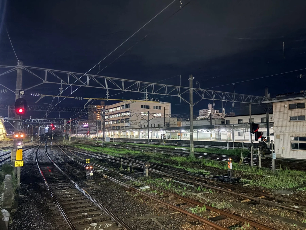夜間の秋田駅構内の様子