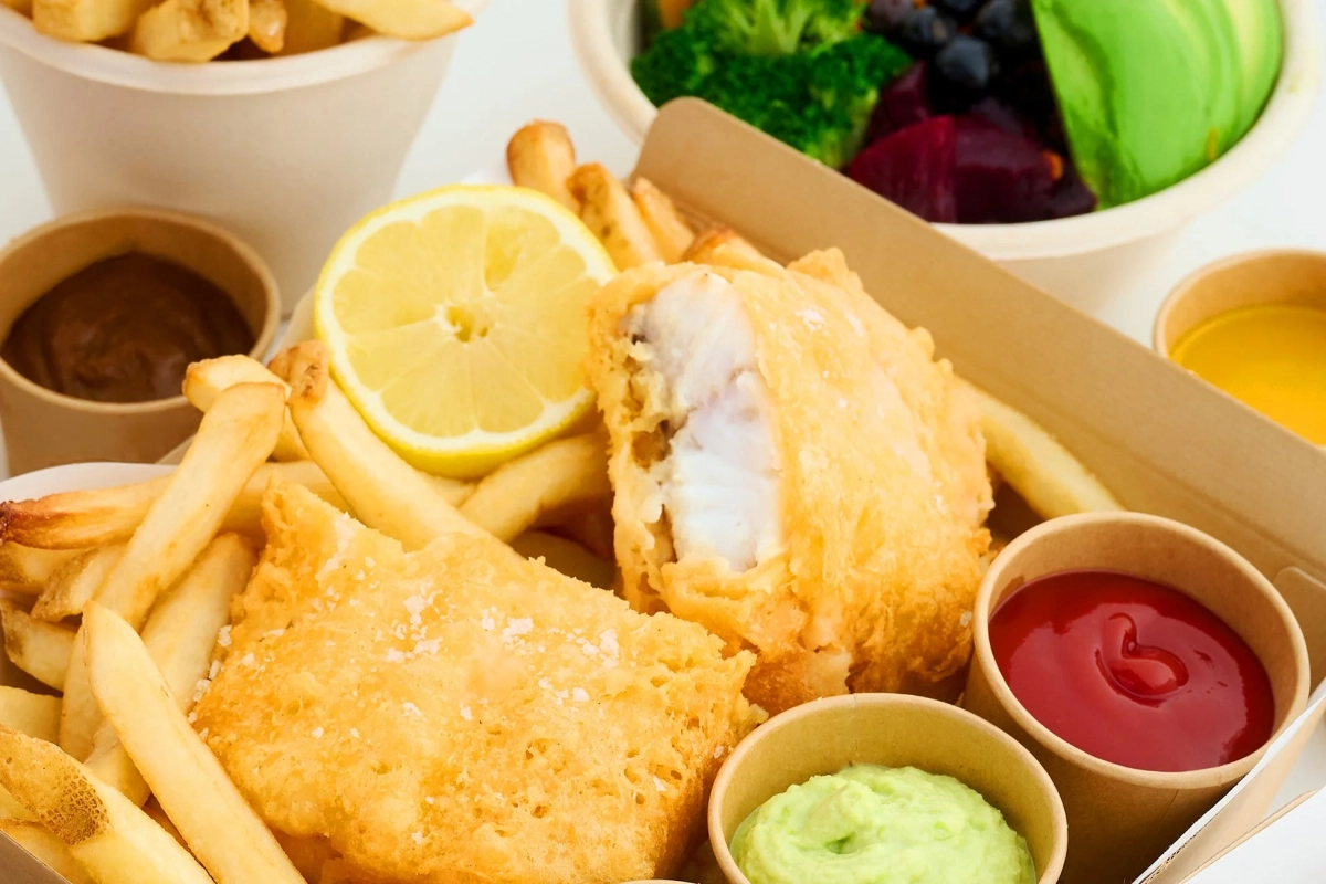 フィッシュアンドチップス,フライドポテト,揚げ物,テイクアウト,レモン,ケチャップ,ソース,イギリス料理,ファストフード,サラダ