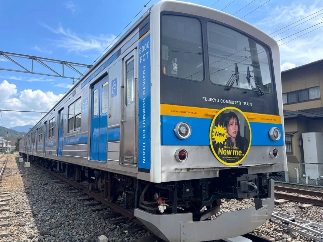 茅原実里さんラッピング車両