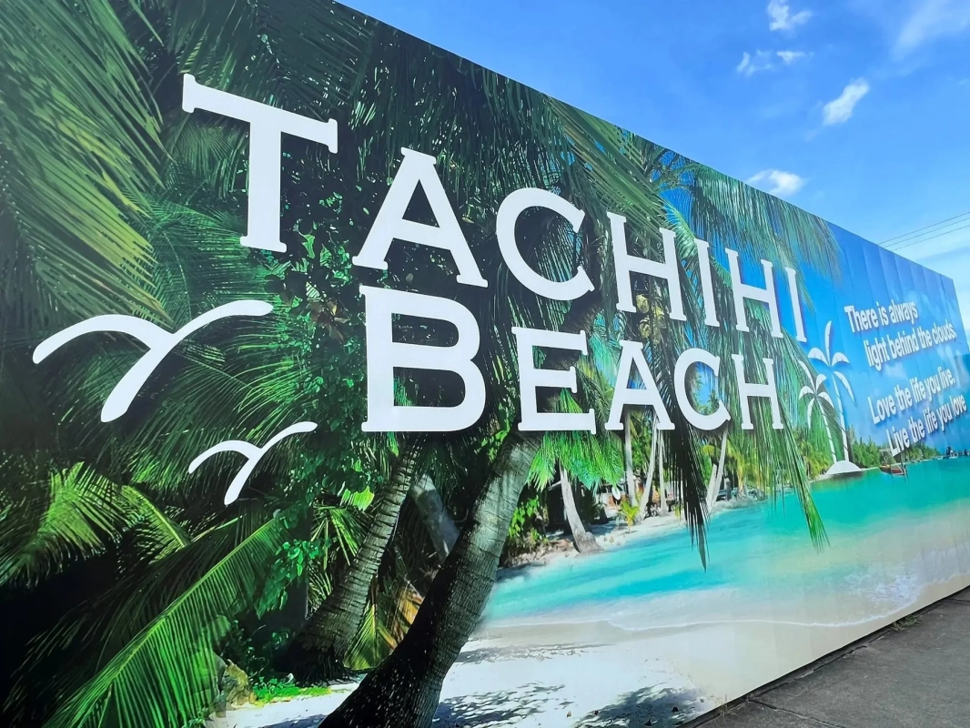 TACHIHI BEACHの看板