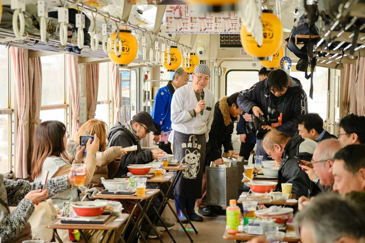 列車内で食事を楽しむ人々