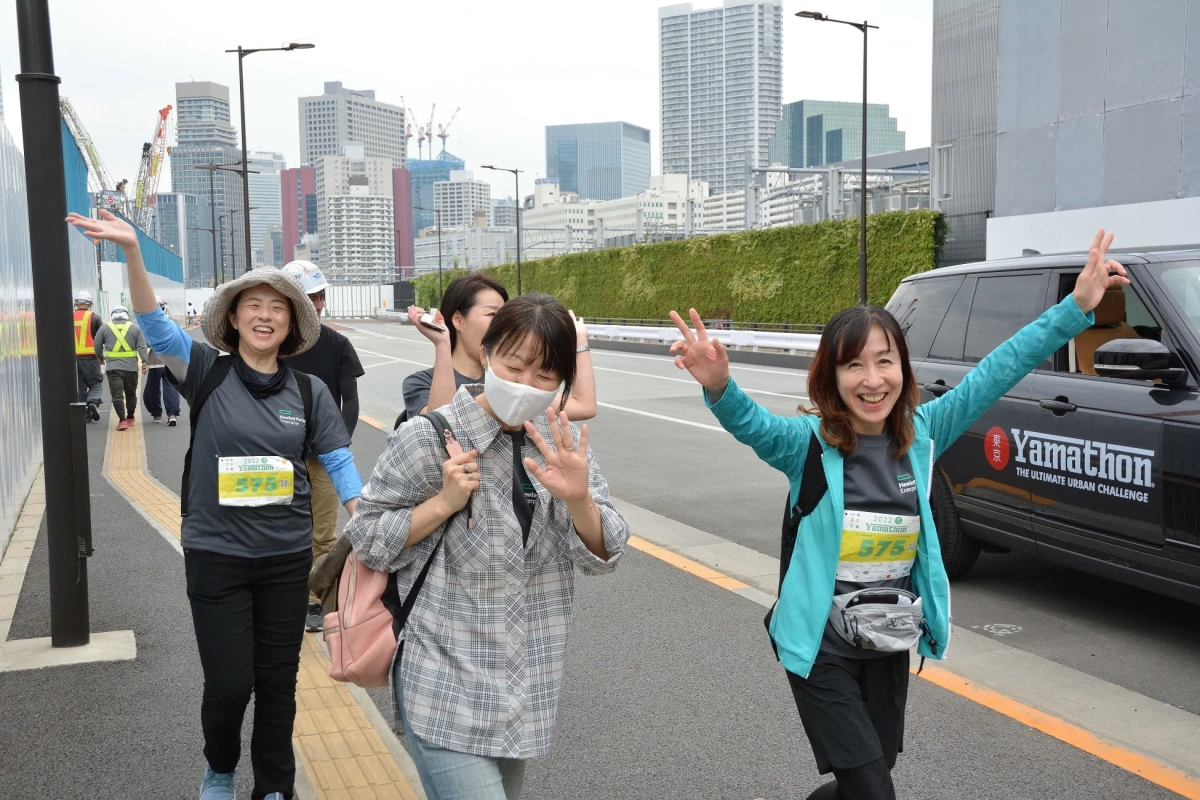 街中を歩くYamathon参加者たち