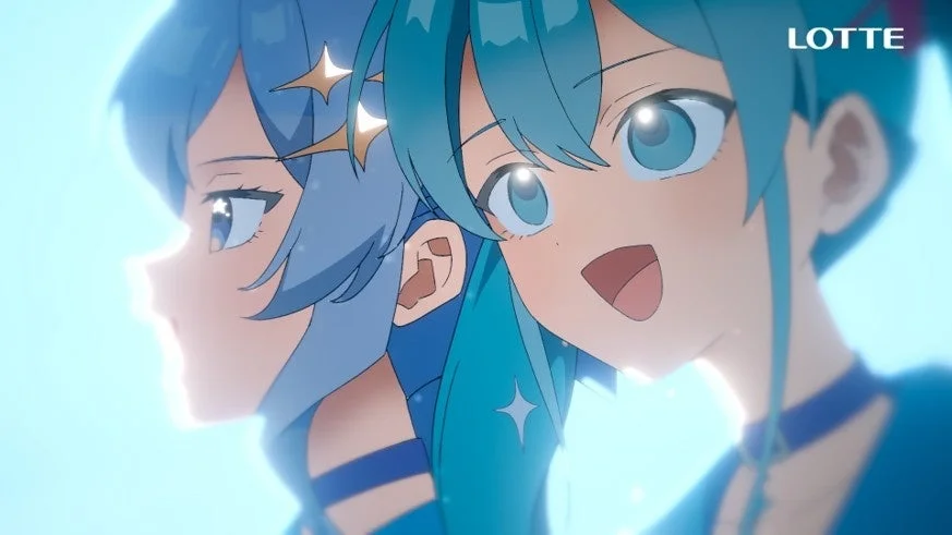 青い髪のアニメキャラクターが二人描かれています。一人は横顔で、もう一人は笑顔で正面を向いており、全体的に明るくきらめくような表現が特徴です。