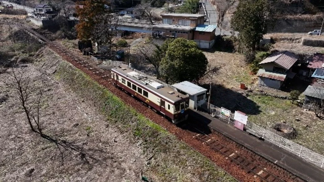 上空から見たわたらせ渓谷鉄道の駅