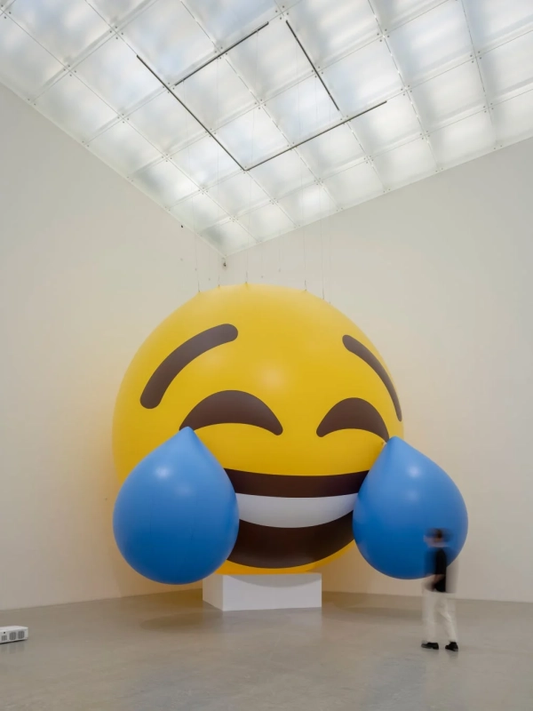 絵文字のバルーンアートが展示されたギャラリー