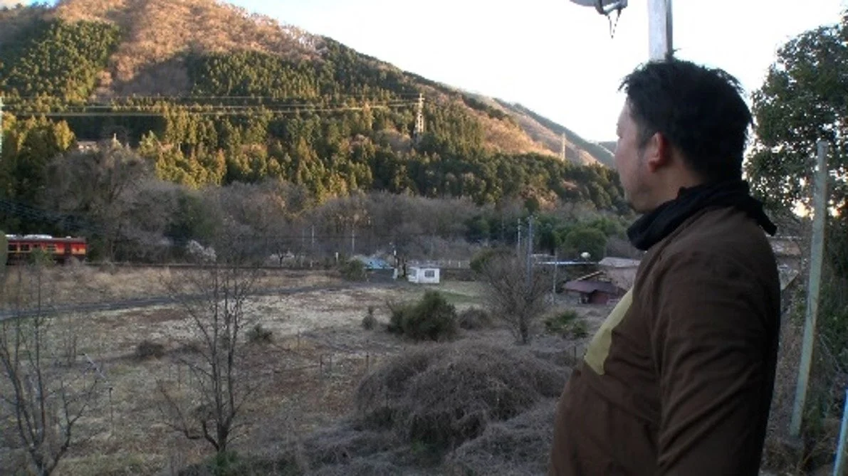 男性と列車、冬の風景