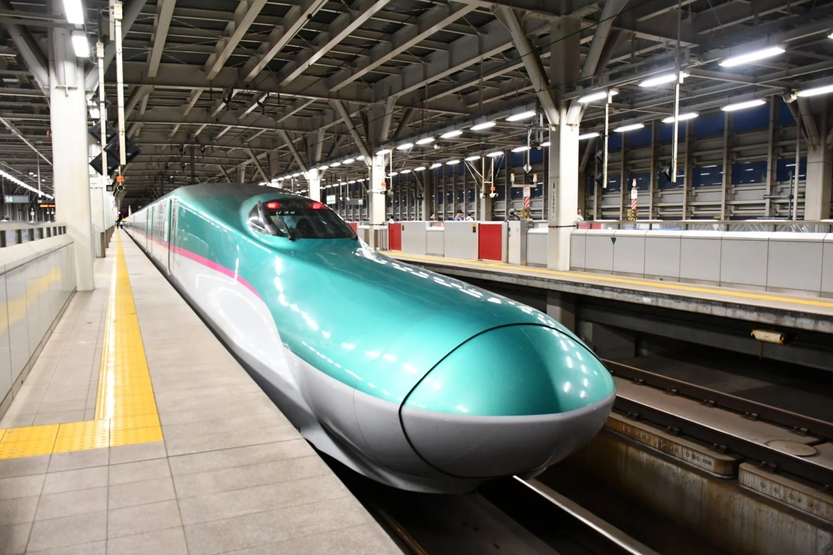 E5系新幹線が駅ホームに停車している様子