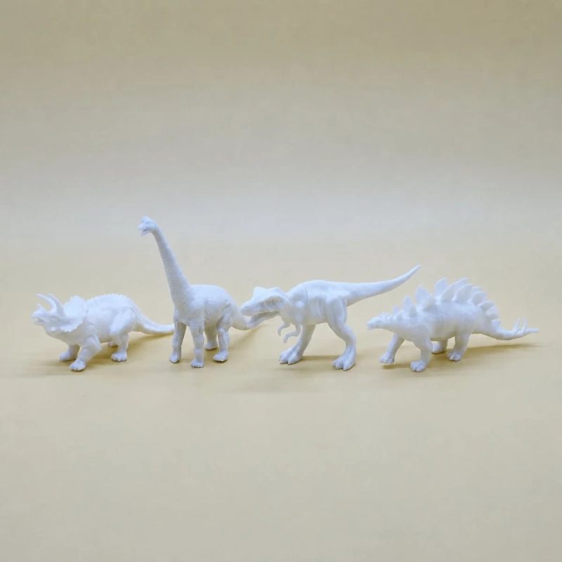 白色の恐竜のミニチュアフィギュアが4体並べられている