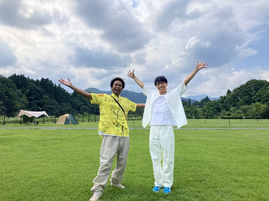 男性二人、笑顔、アウトドア