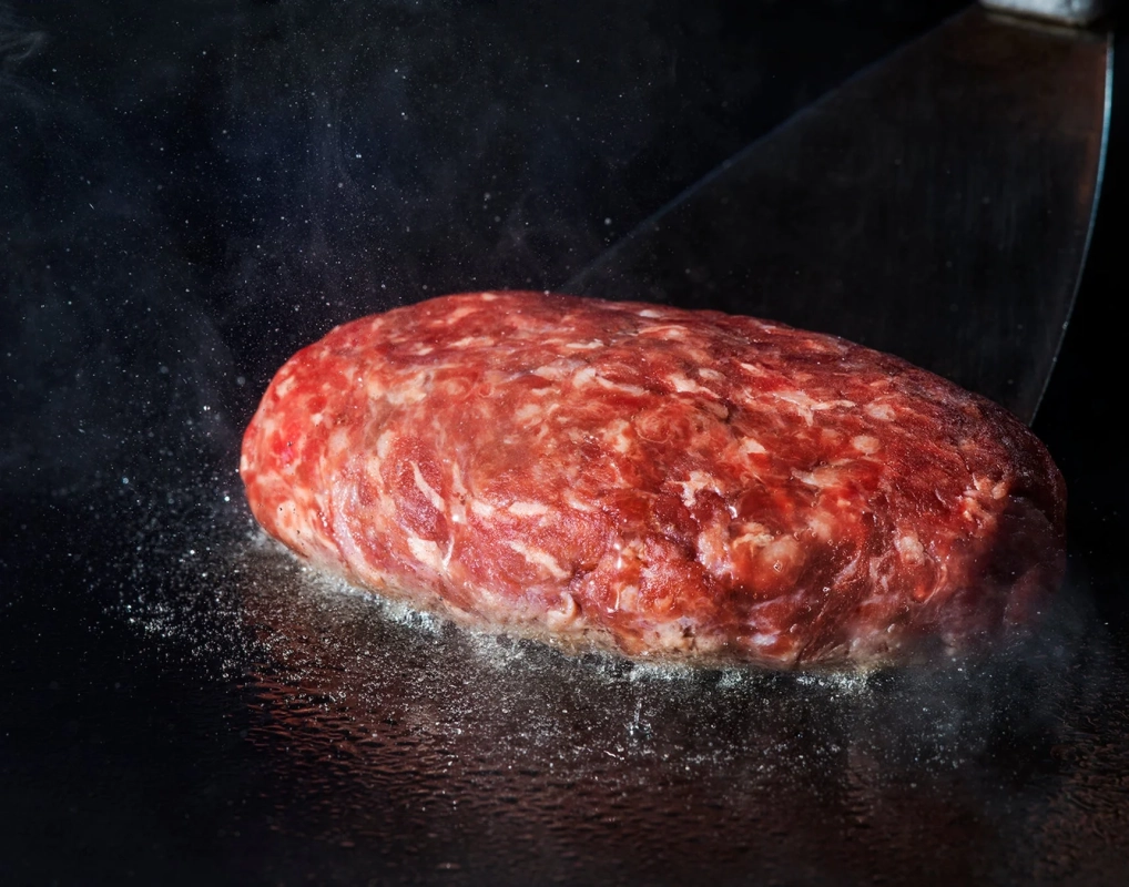 ハンバーグ,肉,料理,調理,焼く,鉄板,食材,グルメ,生肉