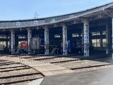 扇形機関庫と車両