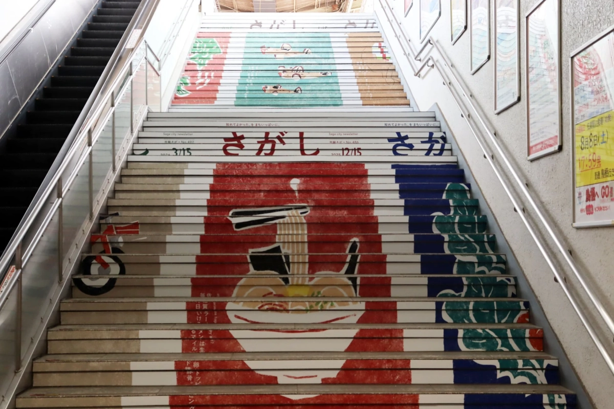 佐賀駅の階段アートとエスカレーター
