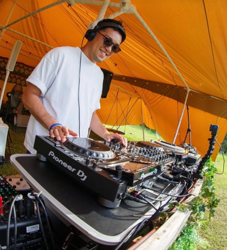 DJが機材を操作している様子