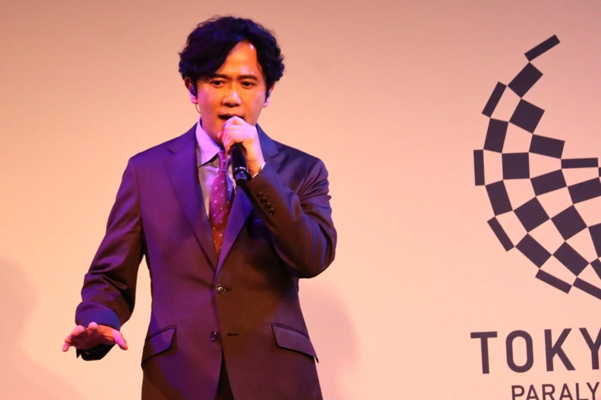 歌唱する稲垣吾郎さん