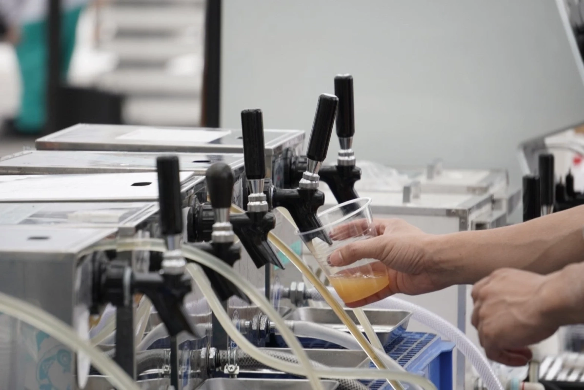 ビールサーバーから飲み物を注ぐ様子
