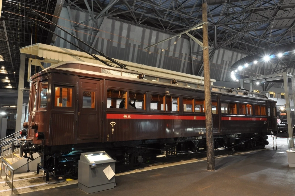 博物館に展示されたレトロな茶色い電車