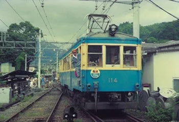 青と黄色のツートンカラーの旧型電車