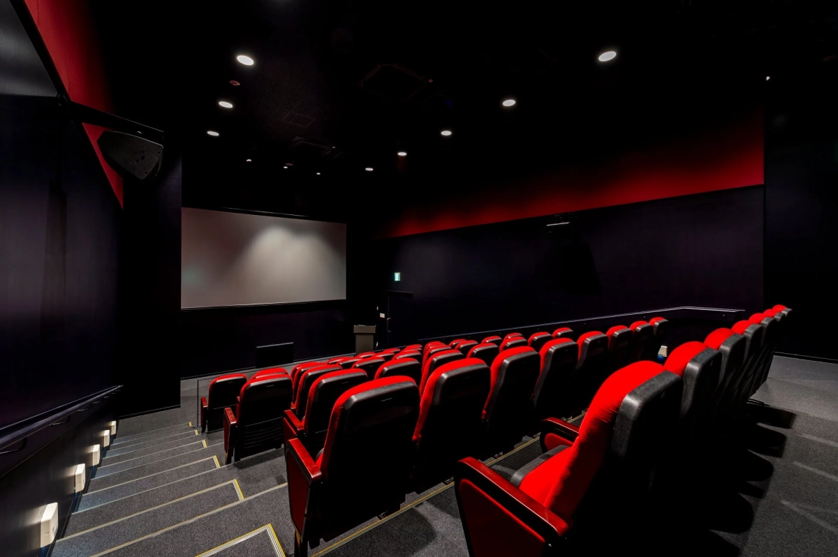 赤い座席が並ぶ映画館のスクリーン