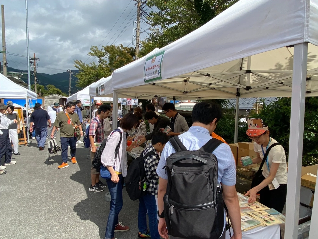 屋外マーケットのようなイベント風景