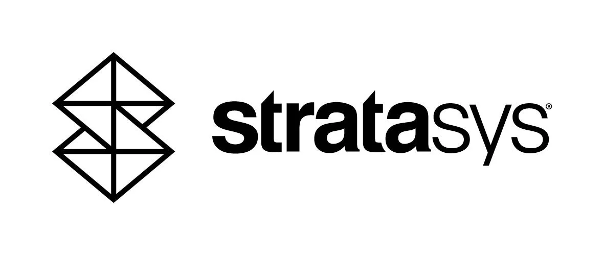 「stratasys」という社名と幾何学的なシンボルが描かれたロゴマークです。白地に黒い文字と図形で構成されています。