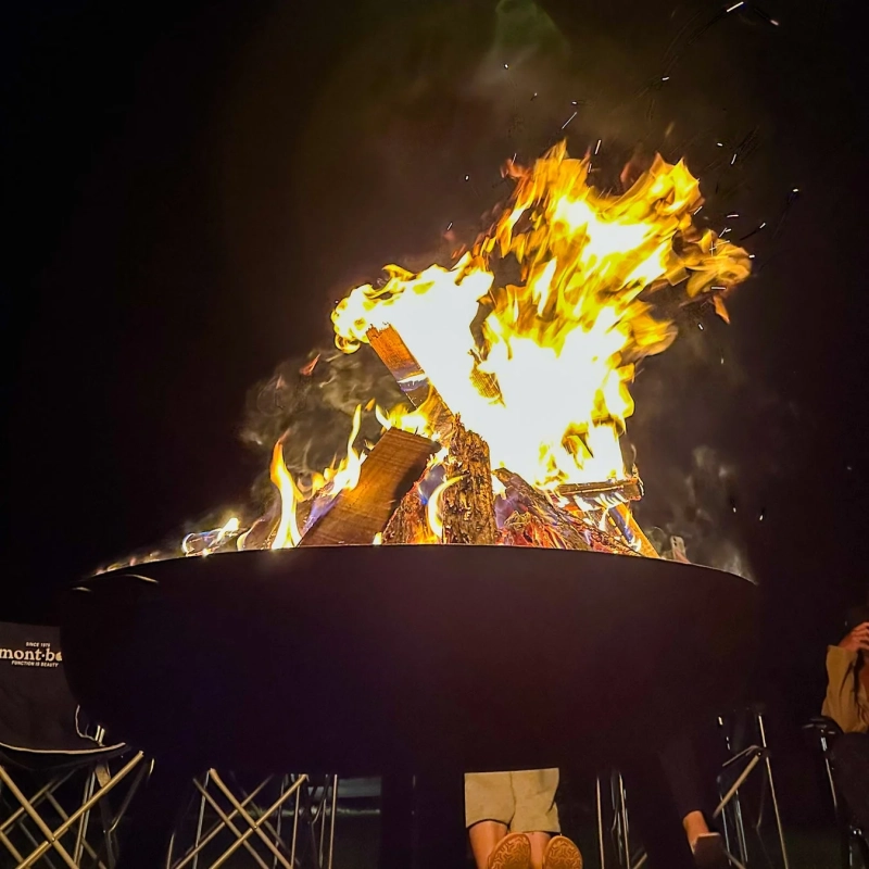 夜の屋外での焚き火
