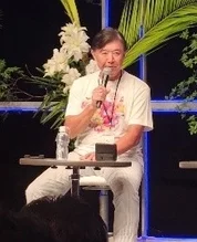 イベントでスピーチする男性