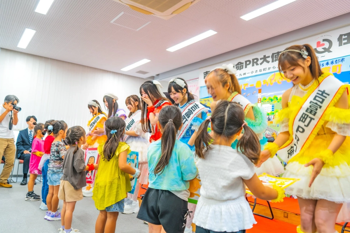 子供たちと交流するLinQメンバー