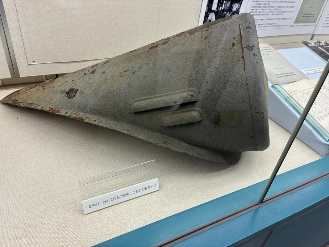 1700系と同型の前照灯
