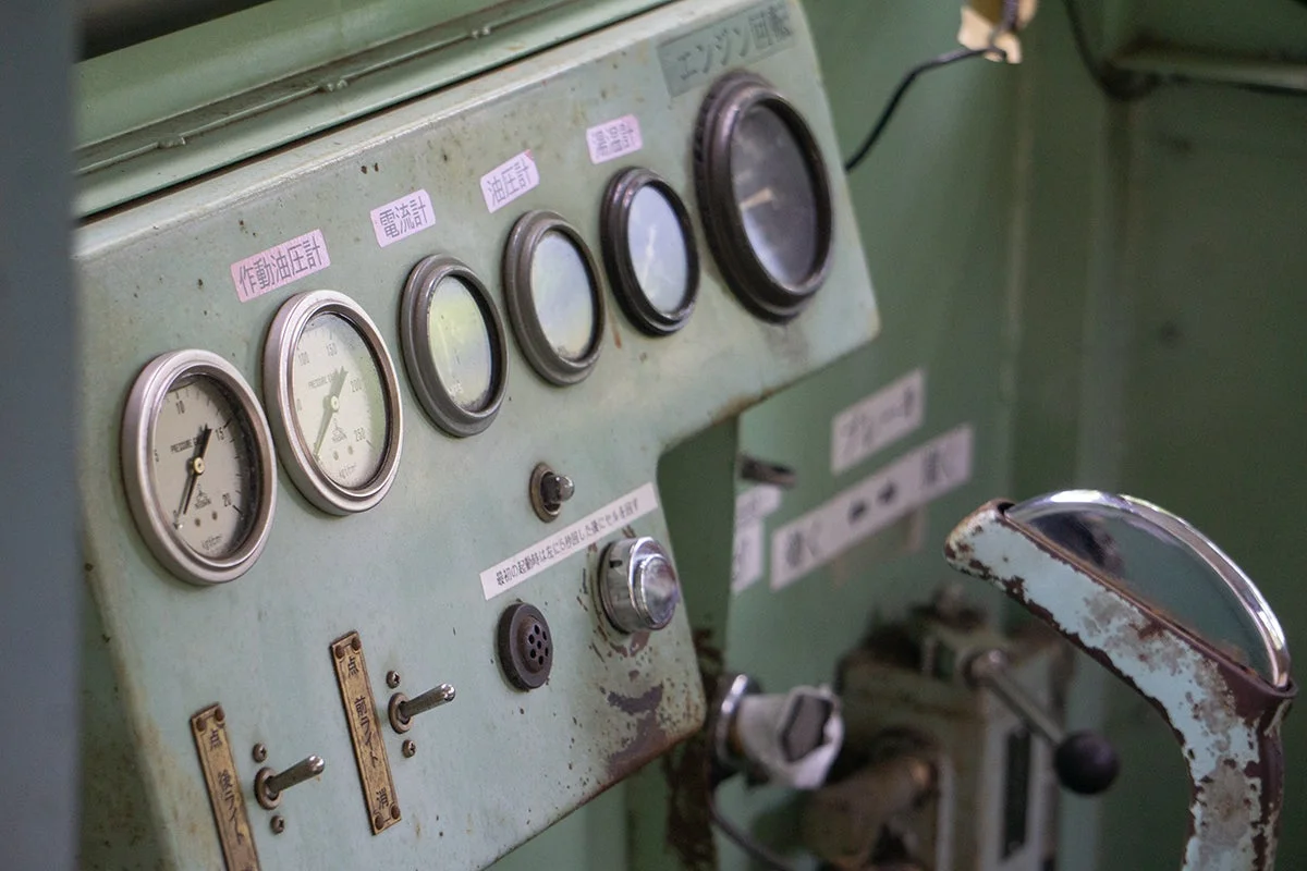 古い機械の計器器盤をクローズアップした写真
