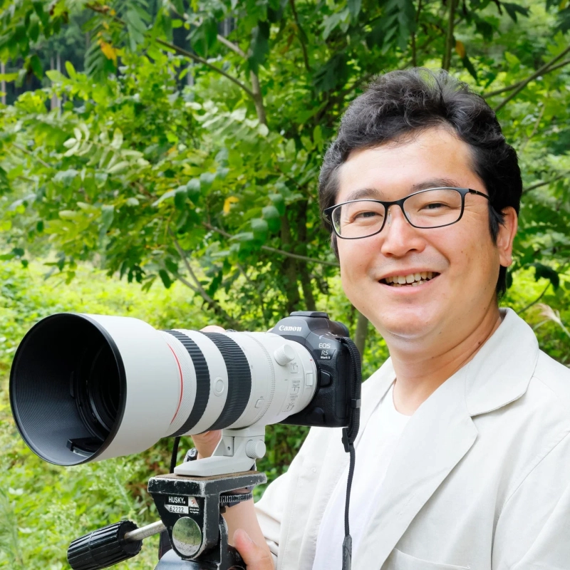 カメラを構える鉄道写真家 村上悠太氏