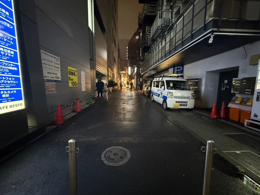 夜の路地、ヤマダデンキ看板
