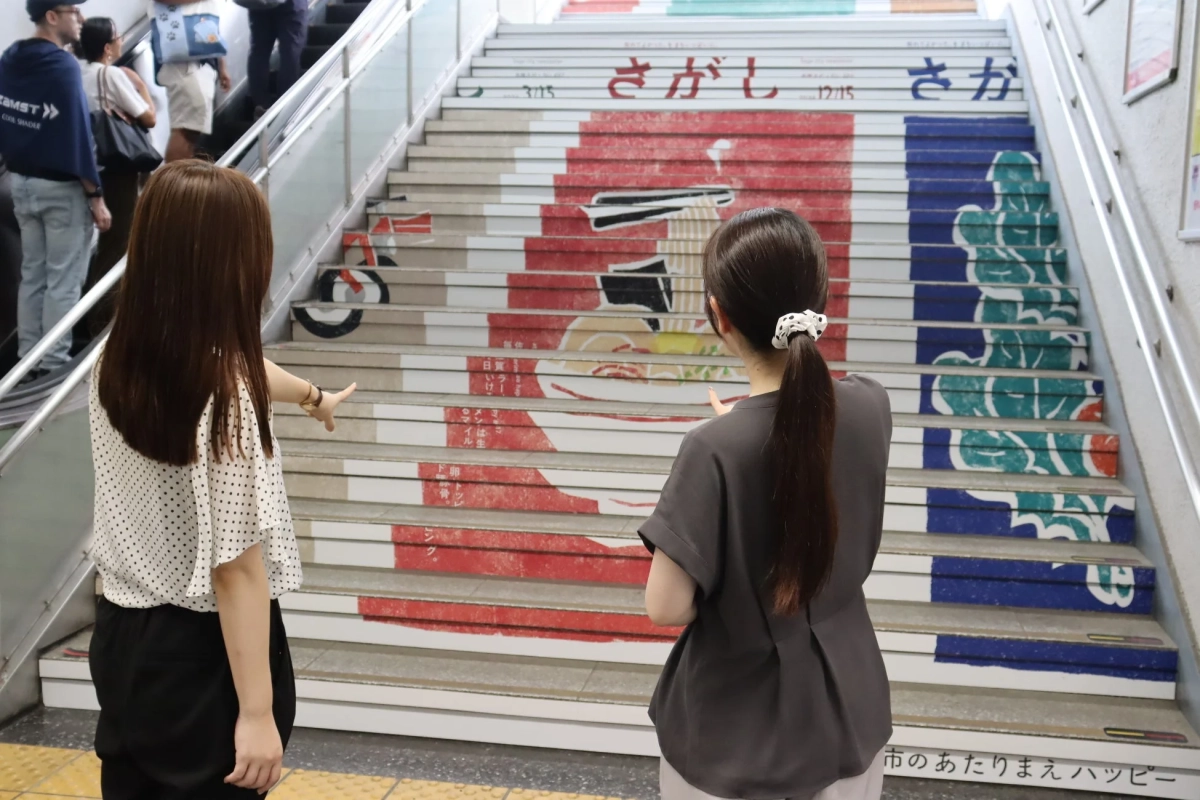 佐賀駅の階段アート