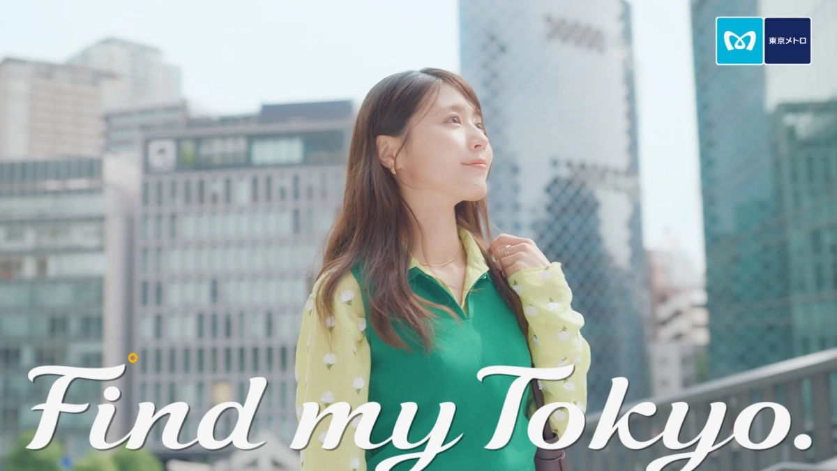 都市のビル群を背景にした有村さん
