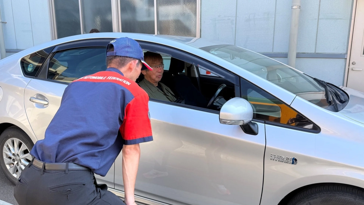 JAFスタッフと車の運転手