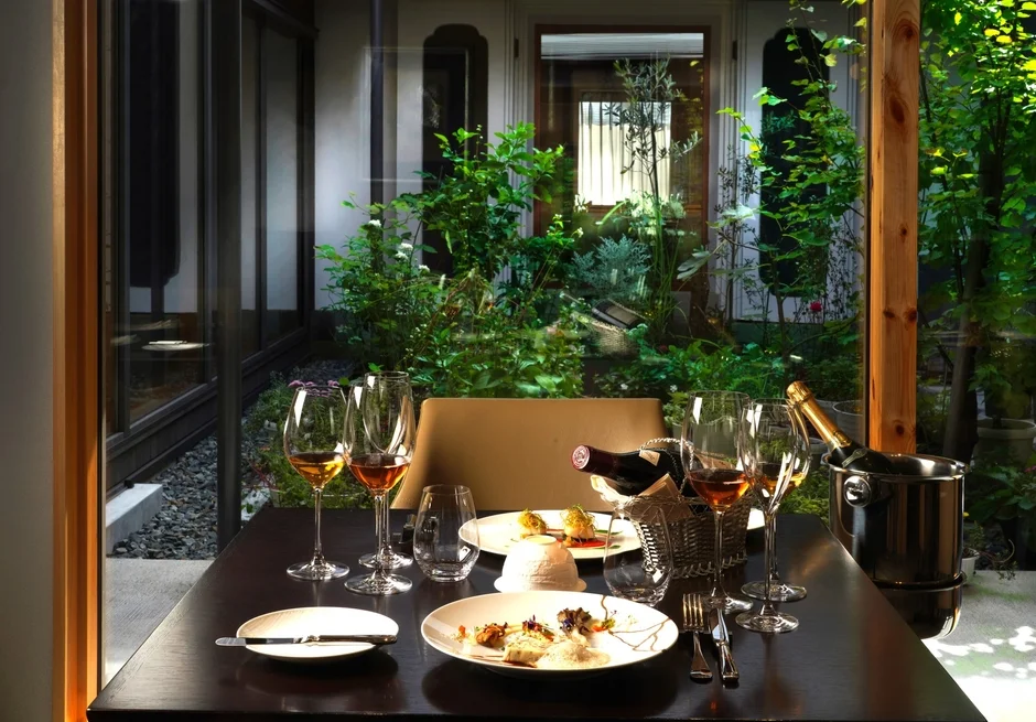 レストランの食事風景
