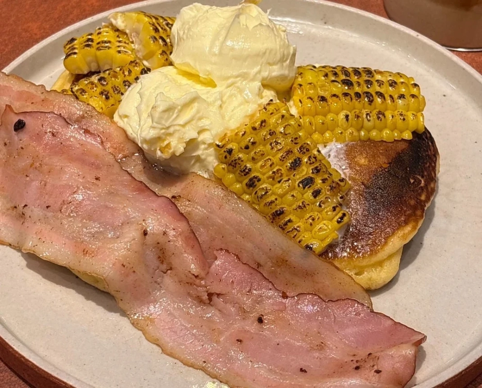 ベーコン、グリルコーン、パンケーキ