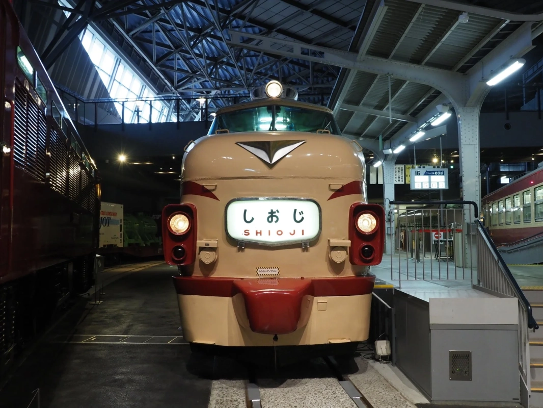 鉄道博物館に展示された特急しおじ号
