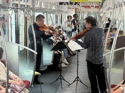 電車内でバイオリン演奏