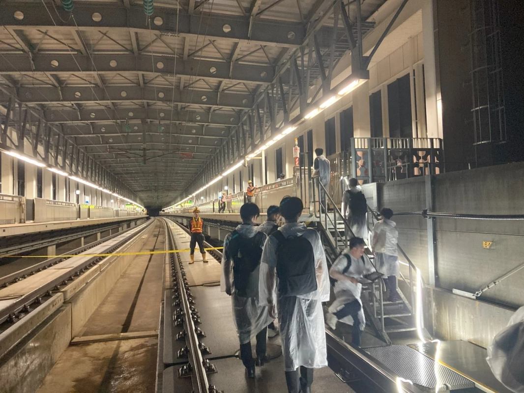 トンネル内で線路を歩く人々