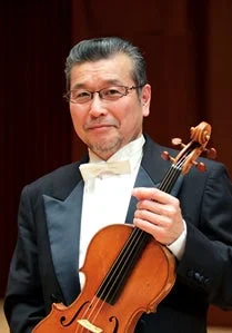 タキシードを着用した男性音楽家が、ビオラを抱えてカメラを見つめている肖像写真