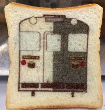 食パンに電車のデザイン