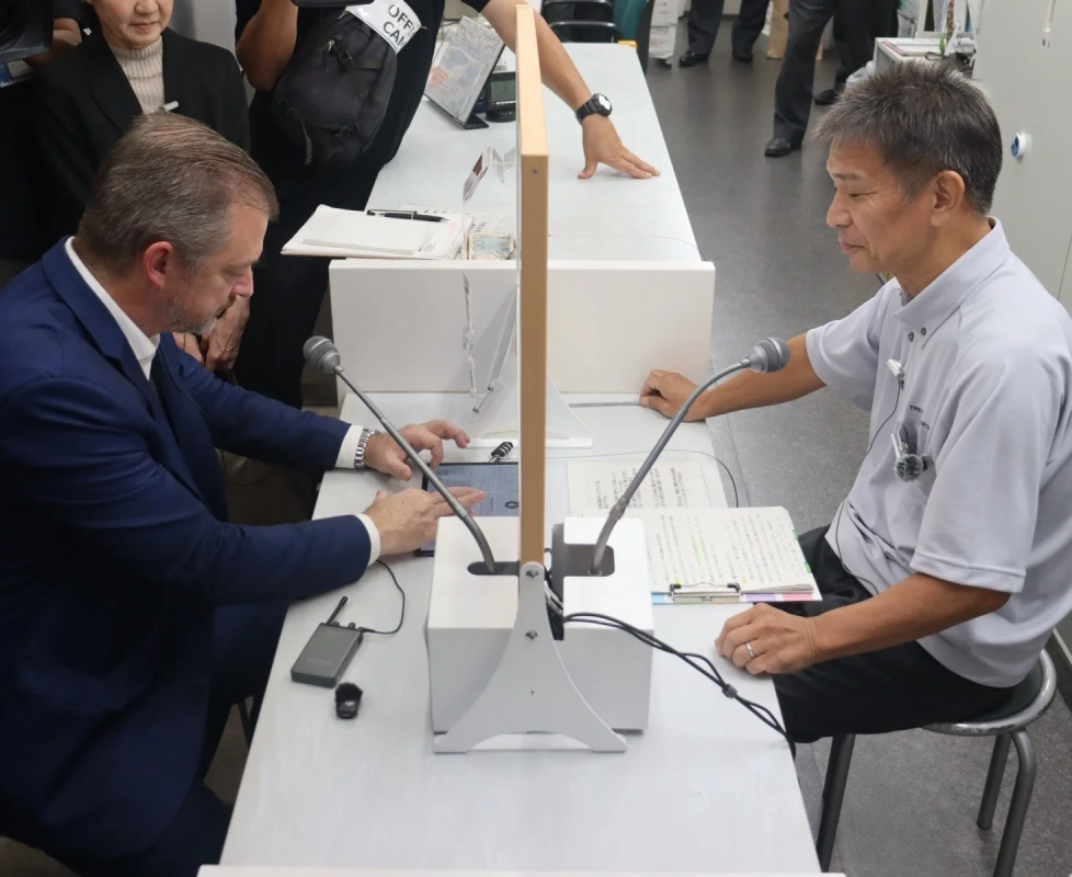 会議室で対話する男性たち