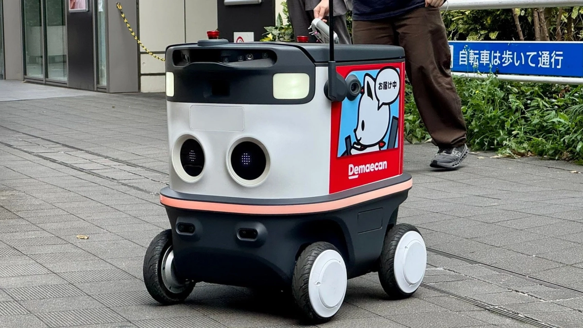 デリバリーロボット「Demaecan」が歩道を走行する様子
