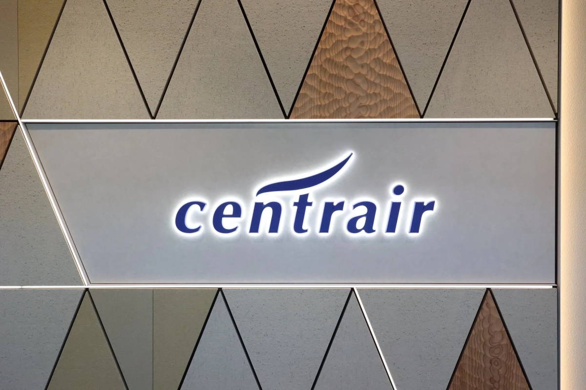 「centrair」と書かれたロゴが中央に配置されたモダンなデザインの壁面