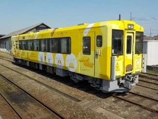 黄色を基調とした明るいラッピングが施されたディーゼルカー