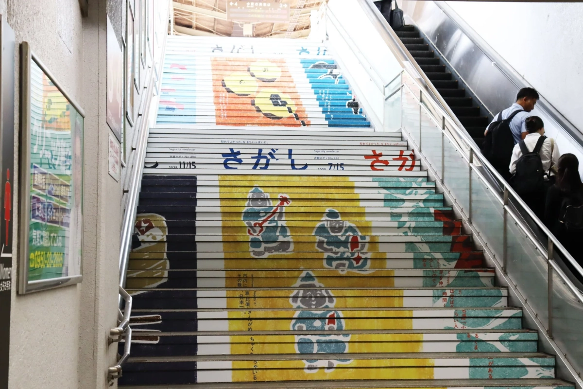 佐賀駅の階段アート全体像