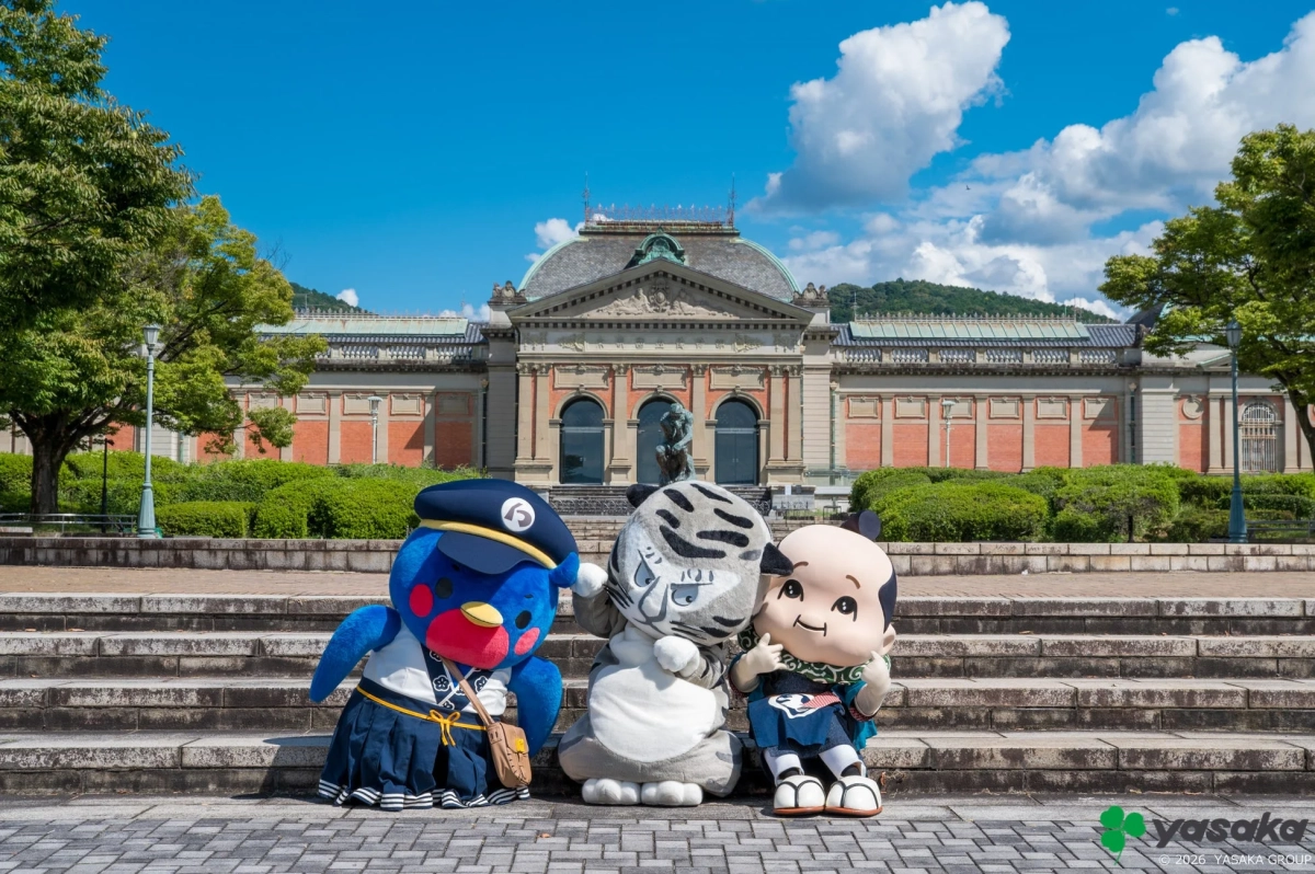 京都国立博物館を背景に並んでポーズをとるマスコットキャラクターたち