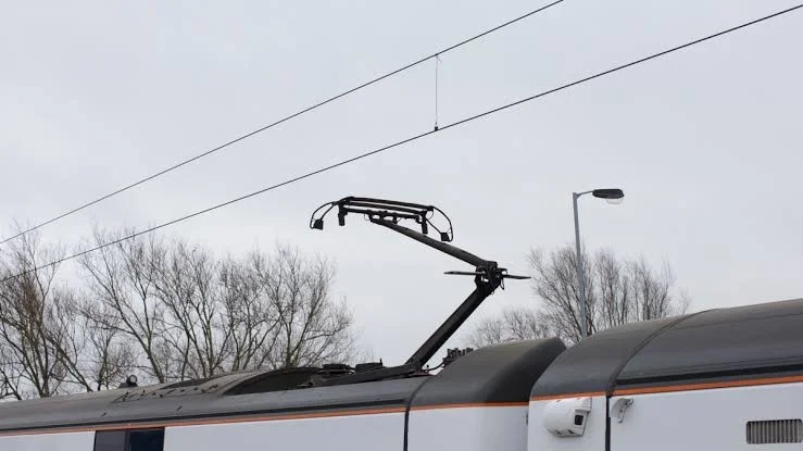 電車のパンタグラフ
