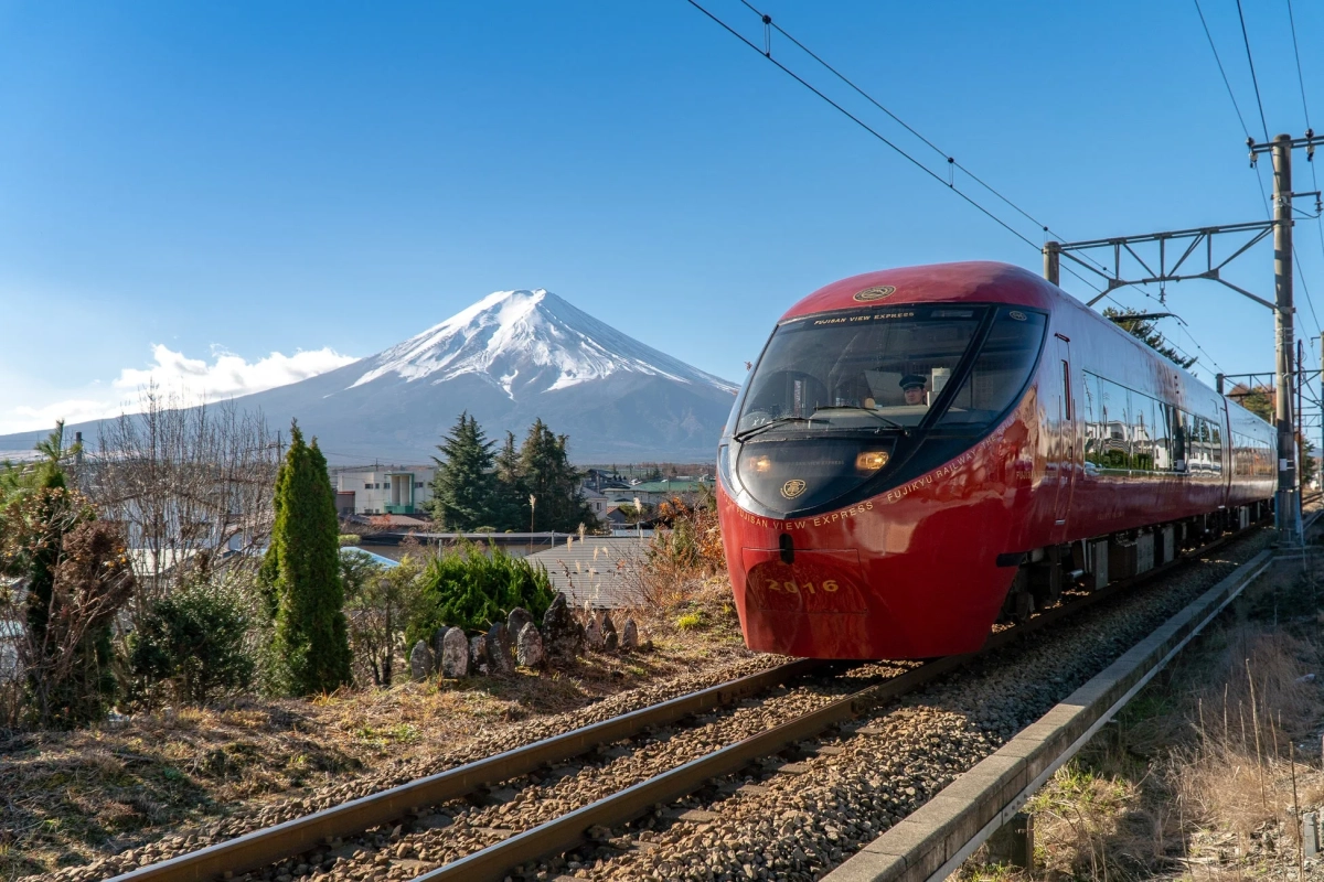 富士山と特急列車