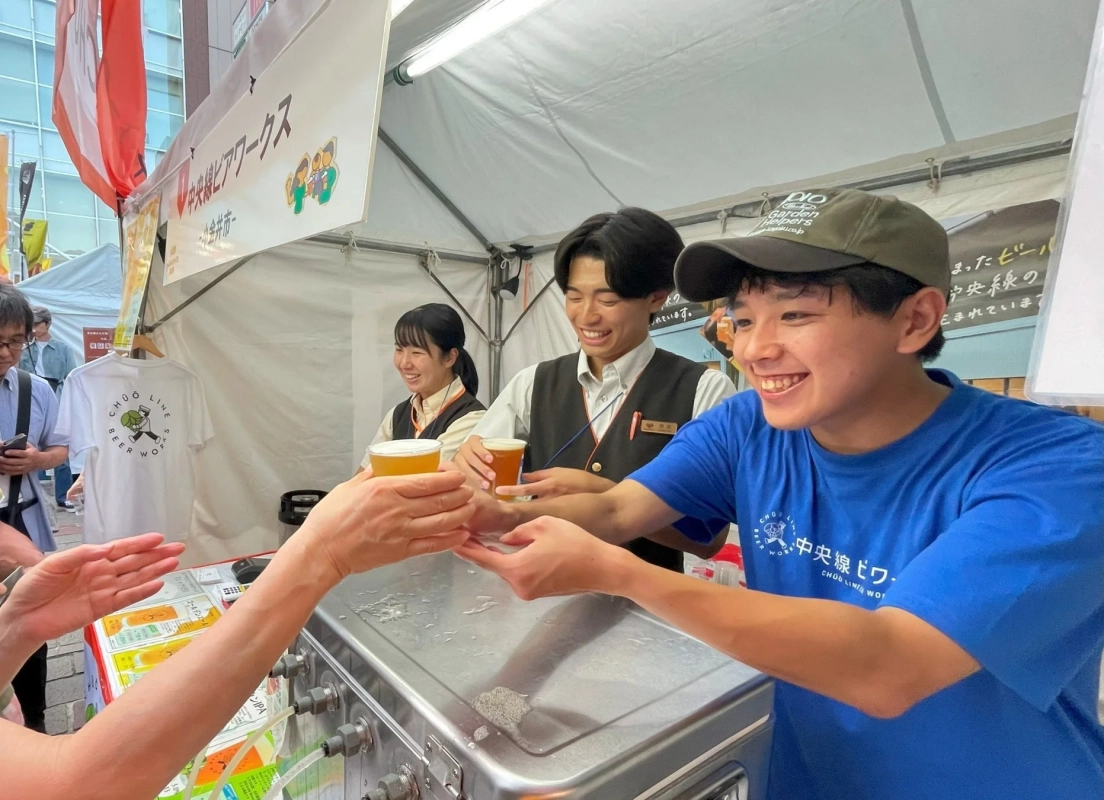 中央線ビアワークスの屋外イベントでの提供風景